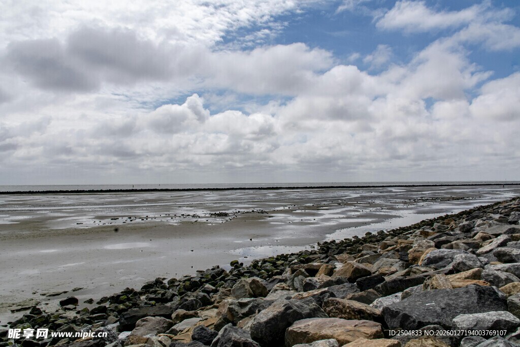 海边礁石与辽阔天际景观
