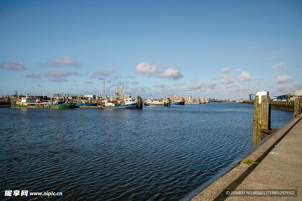 宁静港湾的美丽水岸风光