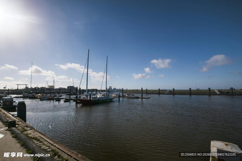 宁静港湾中的停泊船只