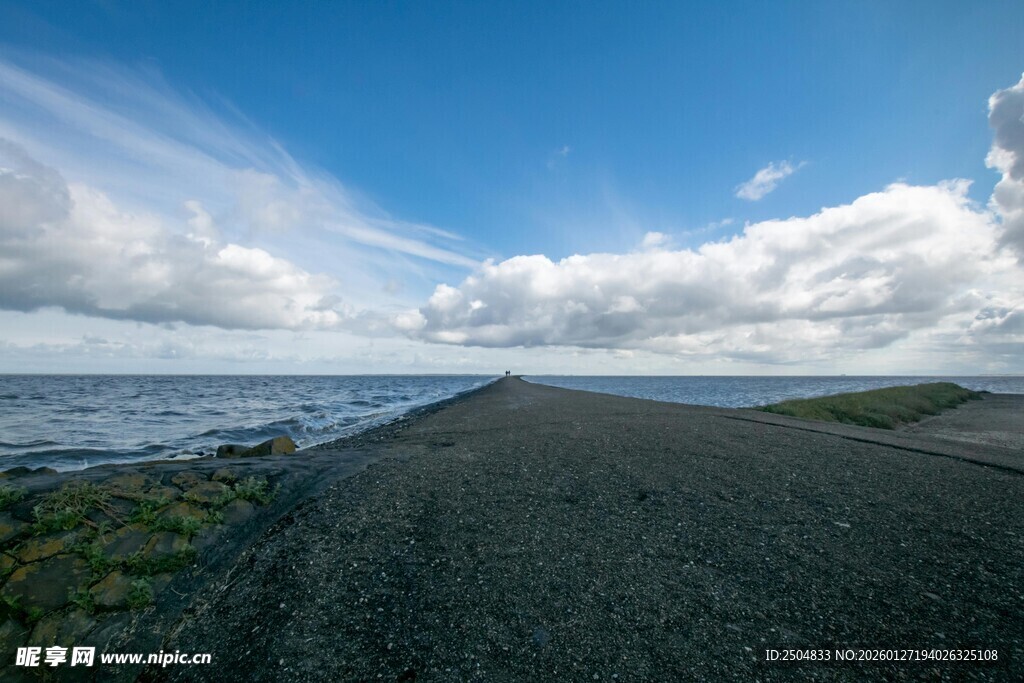 海边延伸的空旷柏油道路
