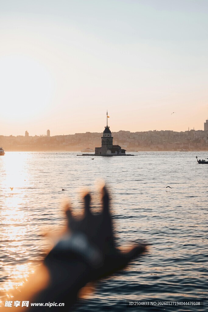 夕阳下海边伸手的瞬间