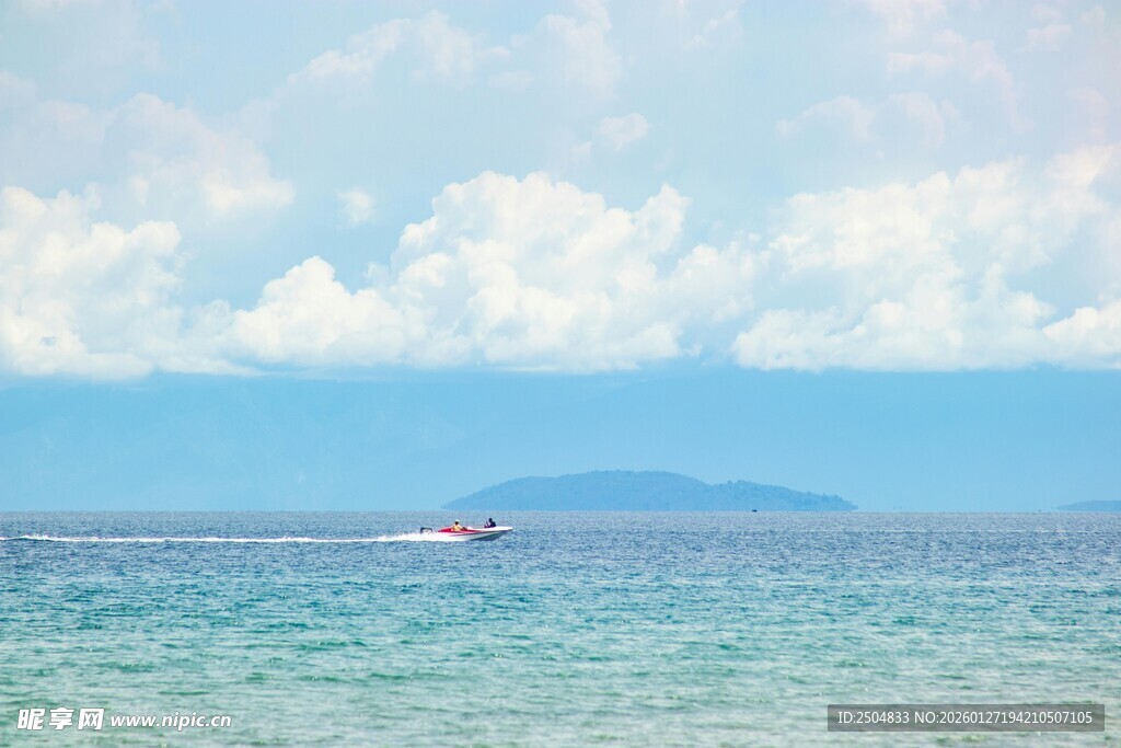 海上风光 小船驶向远方