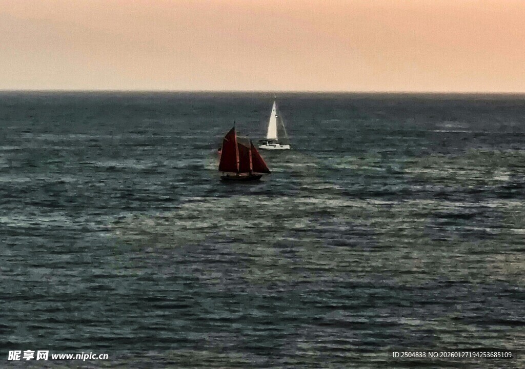 海上帆船于黄昏时分航行