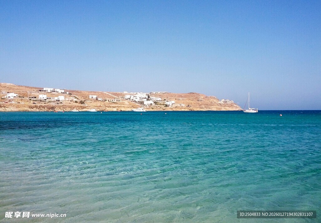 碧海蓝天旁的美丽海滨风光