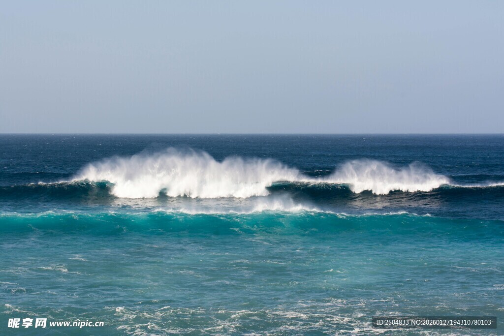 海浪翻涌的蓝色海洋