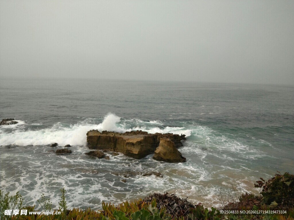 海边礁石 海浪翻涌之景