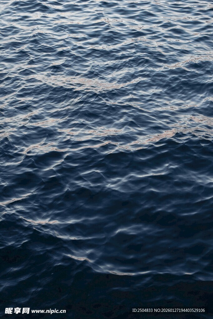 平静海面的蓝色波纹