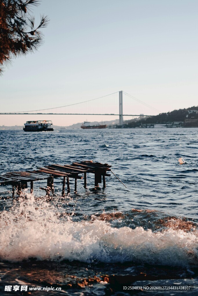 海边木栈 浪花轻拍美景