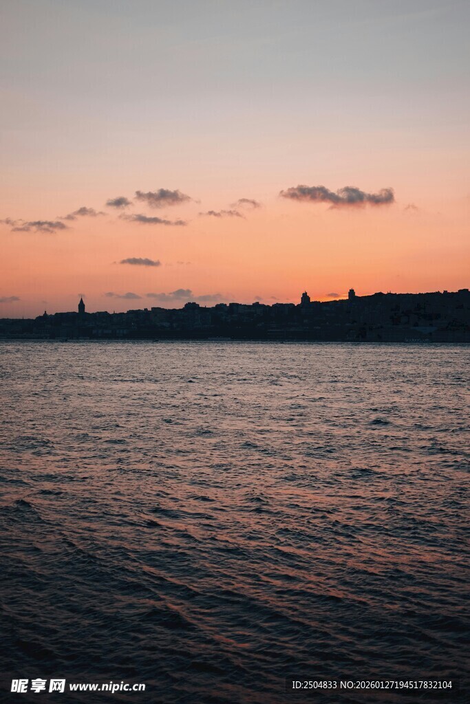 夕阳下的平静水面