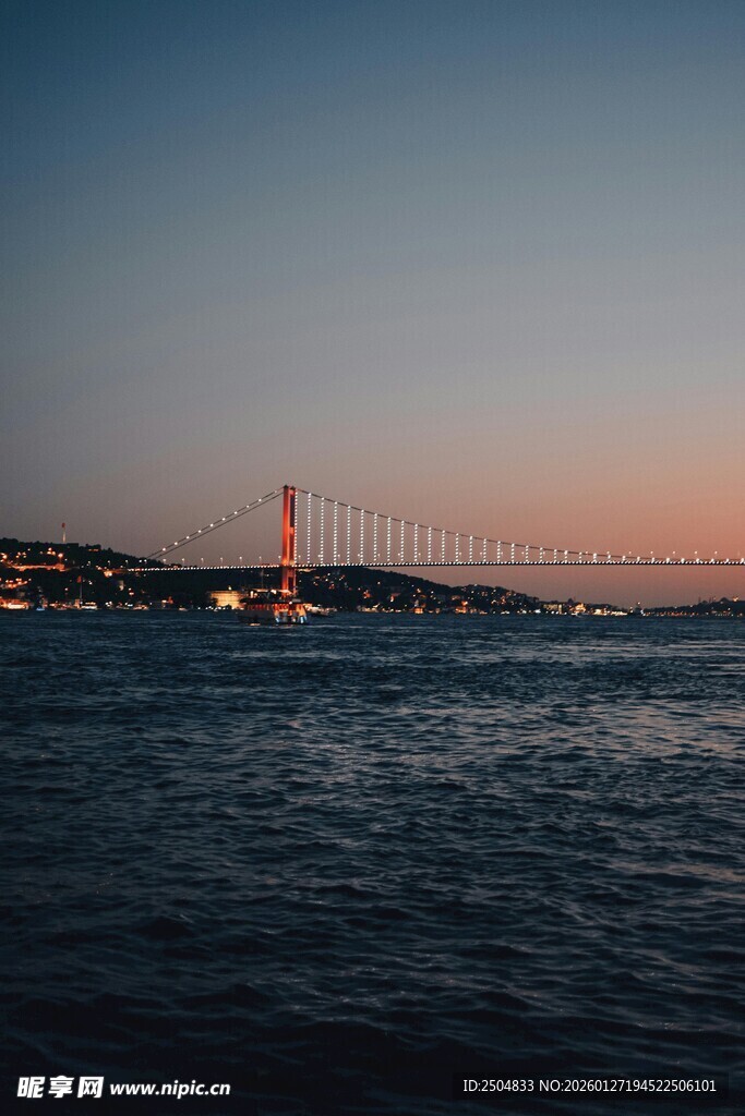 黄昏下的跨海大桥美景