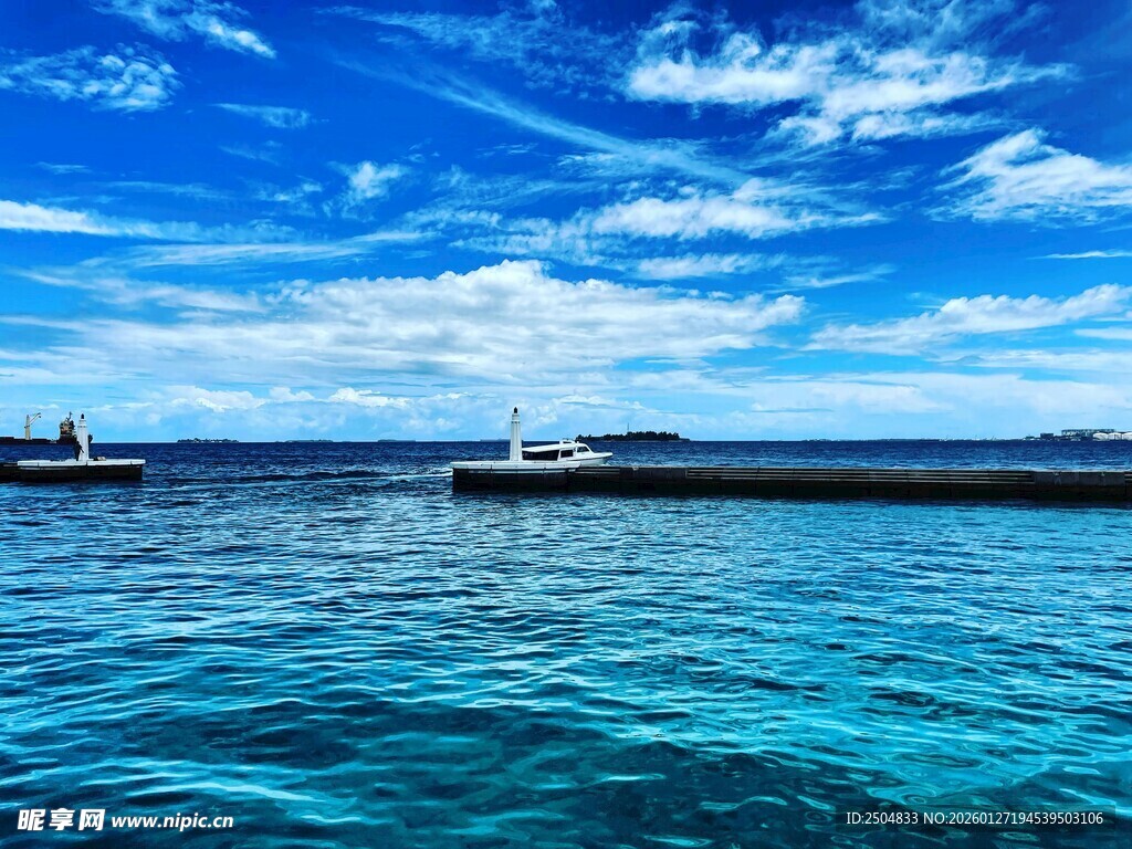 碧海蓝天中的海上船只