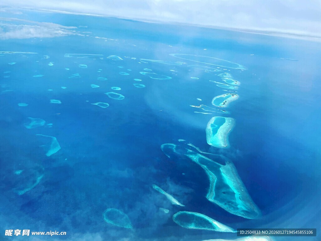 俯瞰蔚蓝海洋奇幻美景