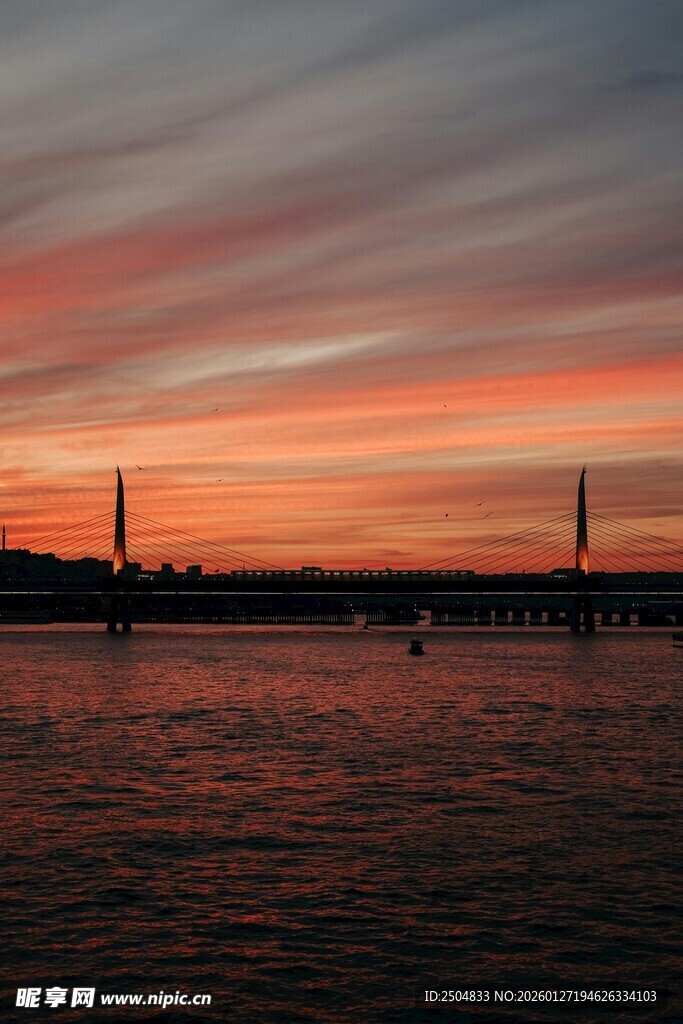 日落时分的河畔美丽景致
