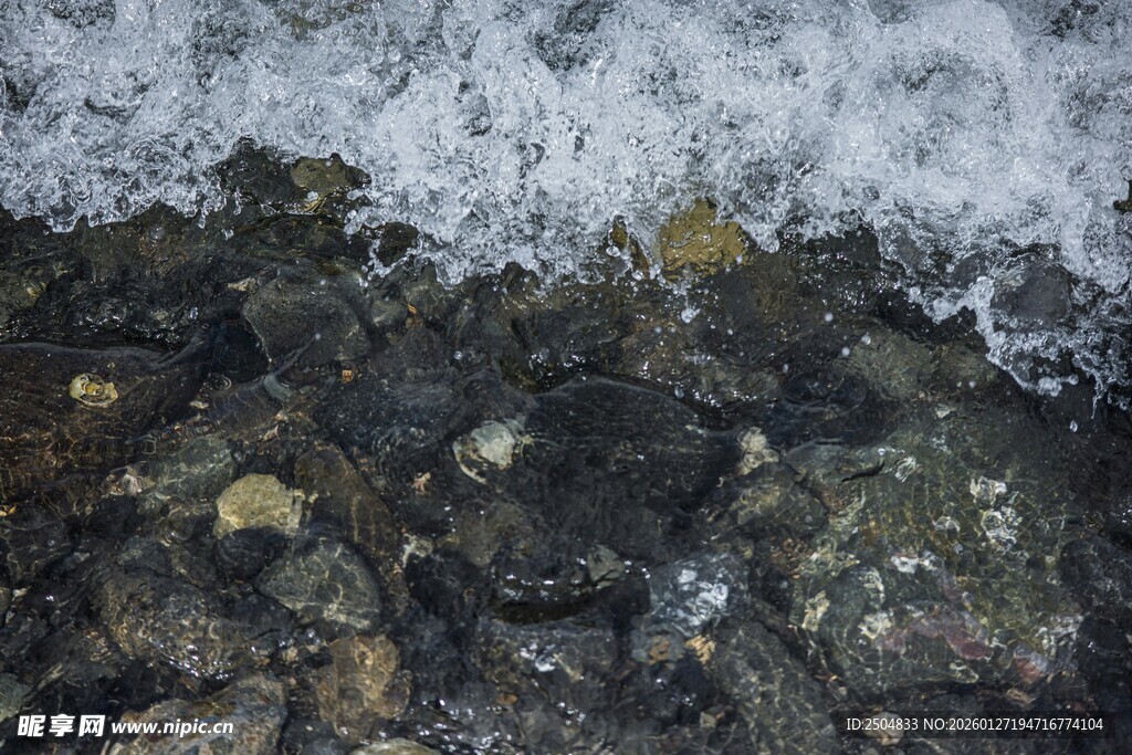 海浪拍打岸边礁石