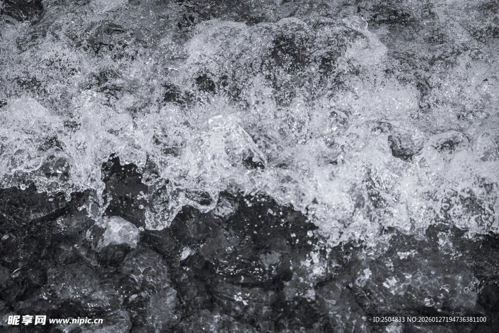 海浪翻涌的动态瞬间