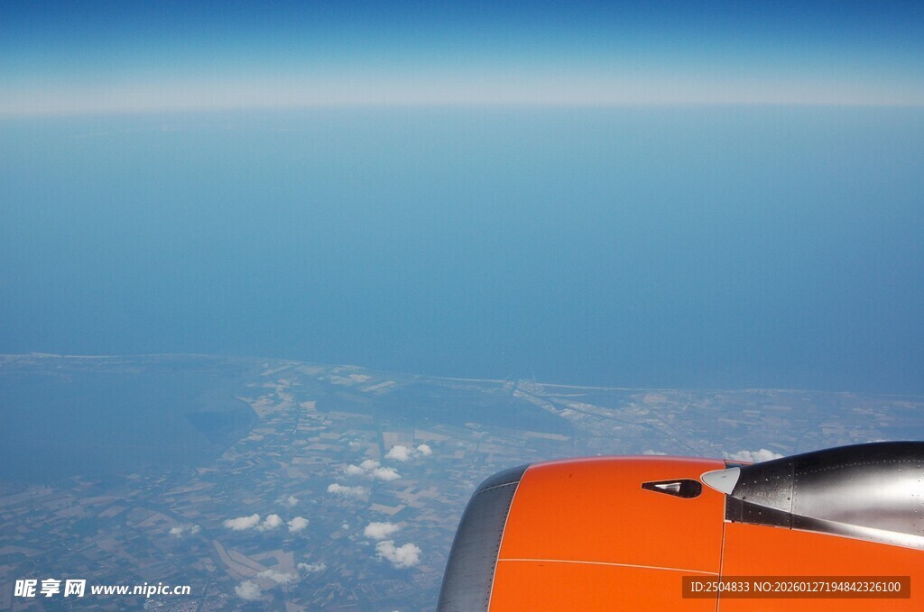 飞机机翼下的蓝天景致