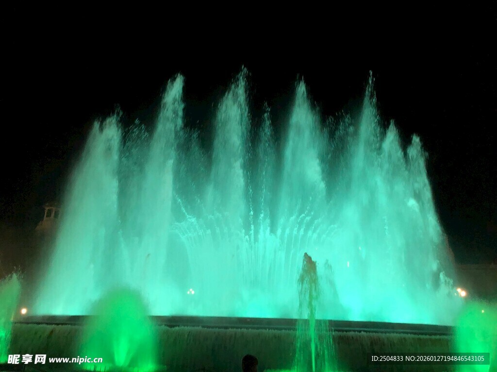 夜间绿彩喷泉景观