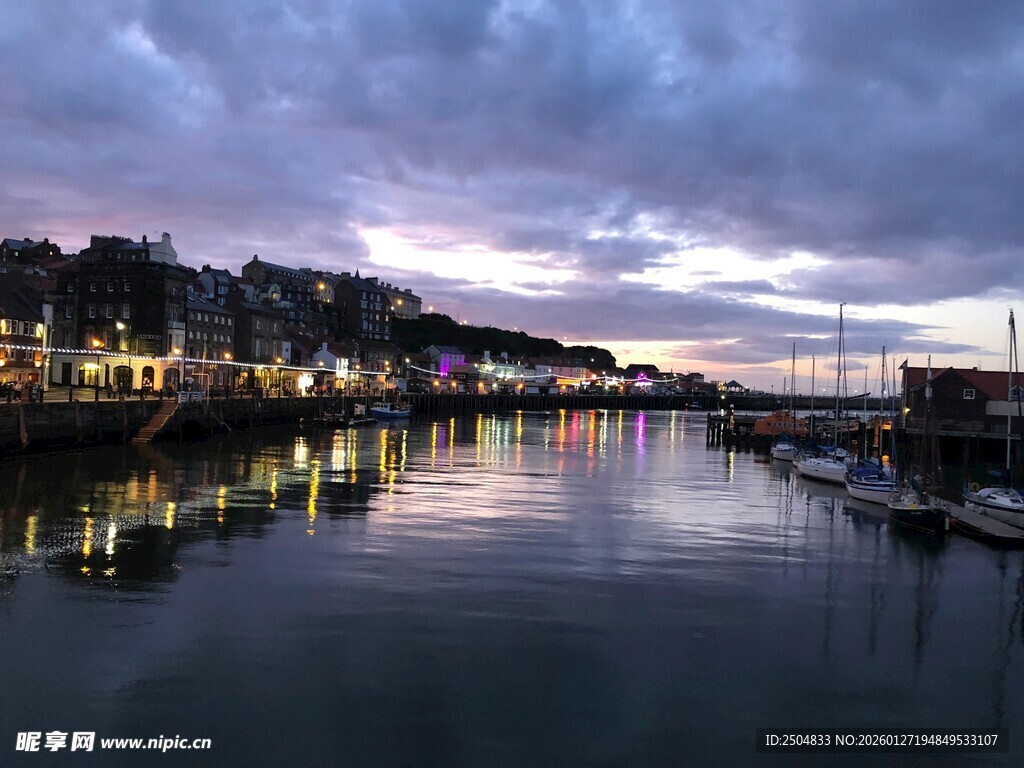 黄昏下宁静的港口夜景