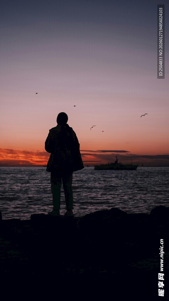 夕阳下的海边孤独身影
