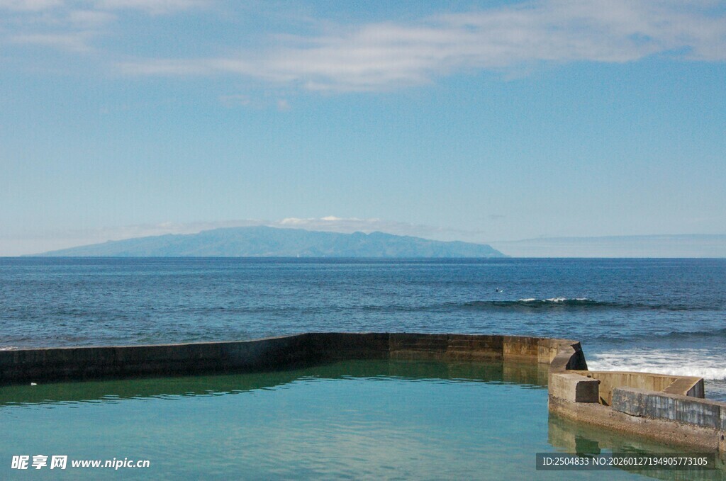 海边泳池与壮丽海景