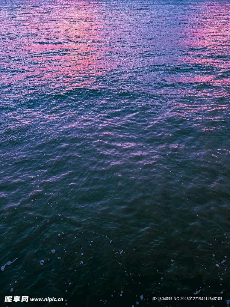 梦幻黄昏下的粼粼水面