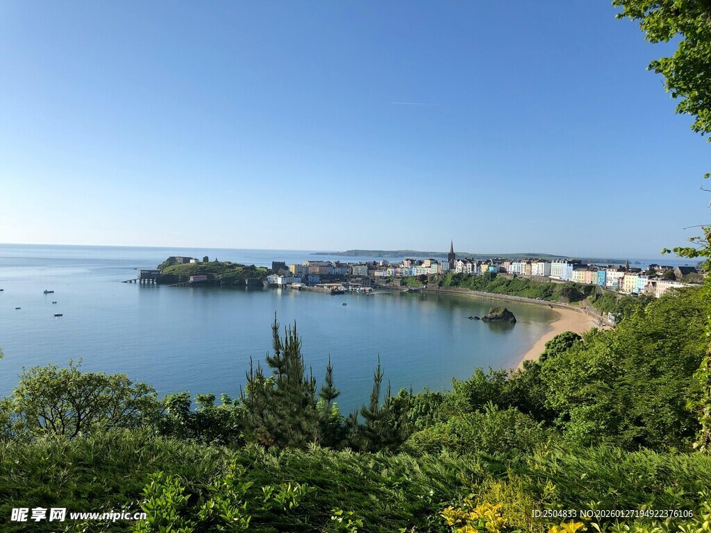 湖畔绿树环绕的美丽景致