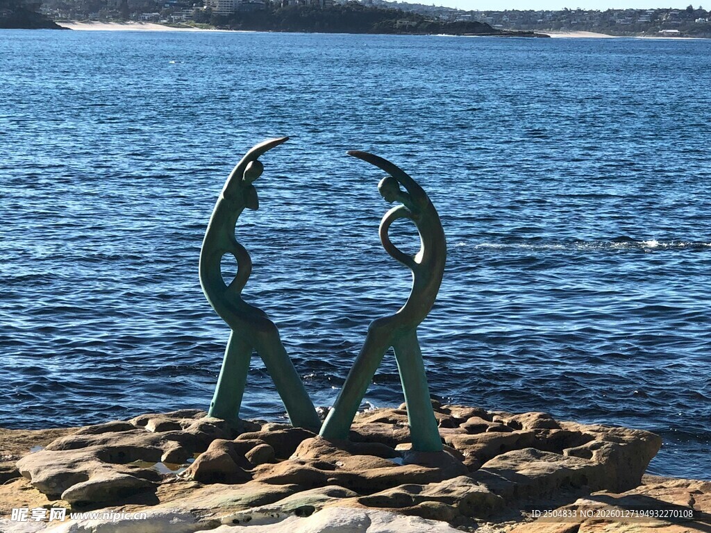 海边双人雕像景观