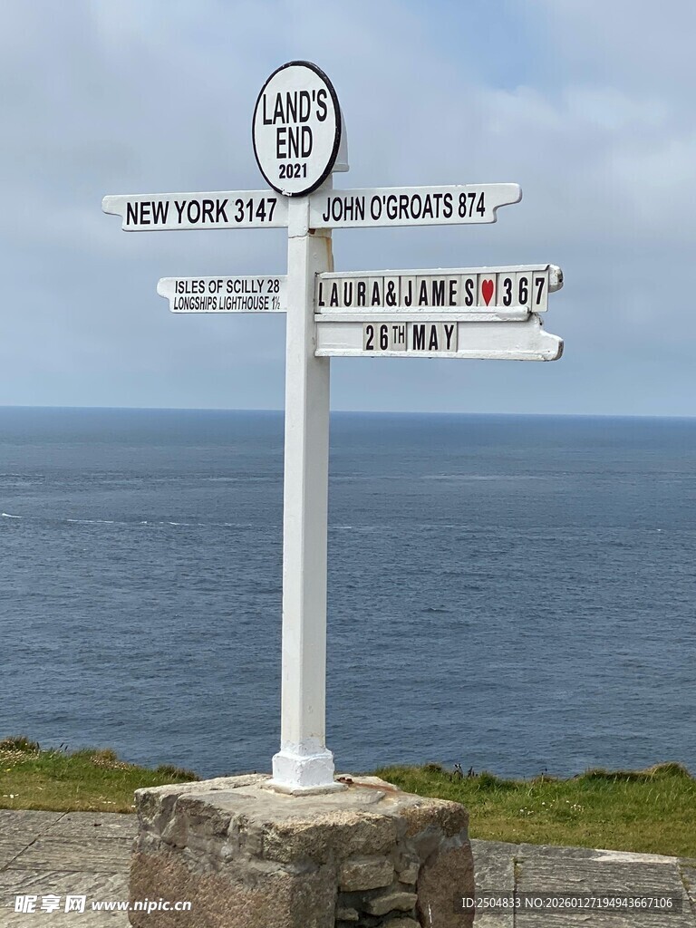 海边路标指示不同地点
