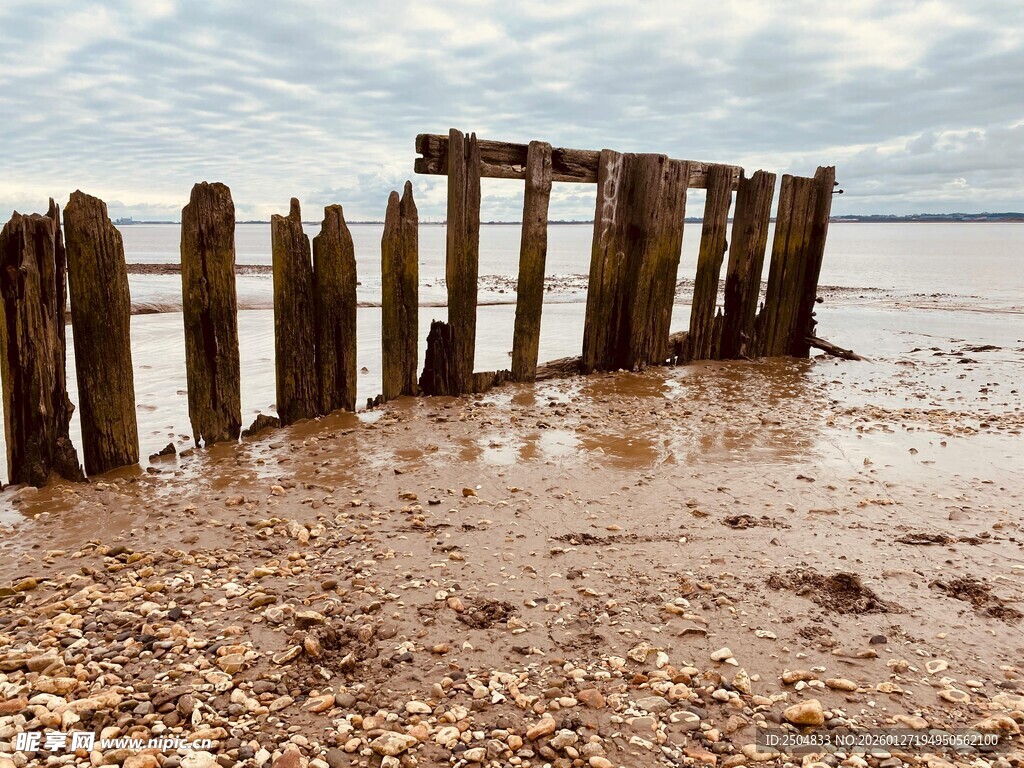 海边残旧的木质栈桥遗迹