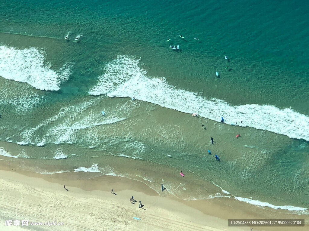 俯瞰美丽海滩与海浪