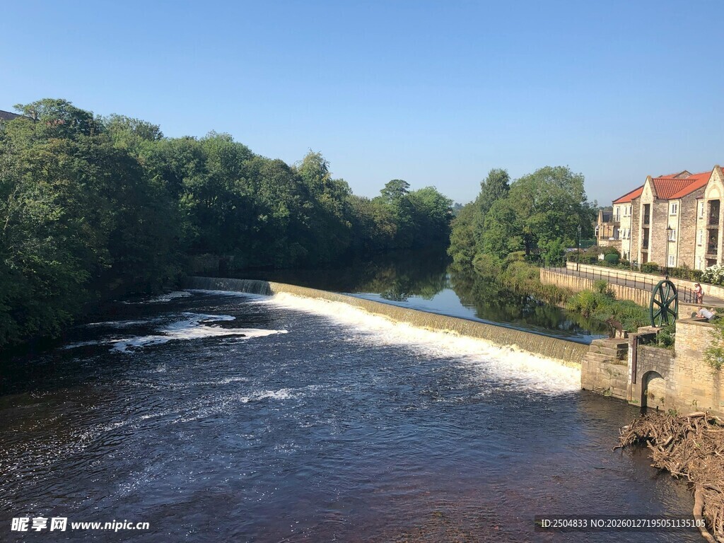 河畔美景 水流与建筑相映