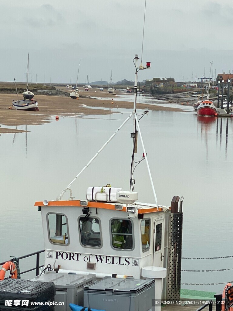 停靠岸边的白色渔船