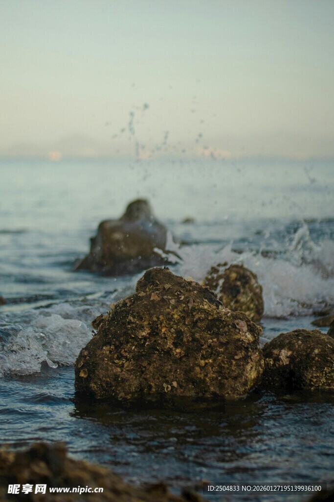 海边礁石 海浪轻拍之景
