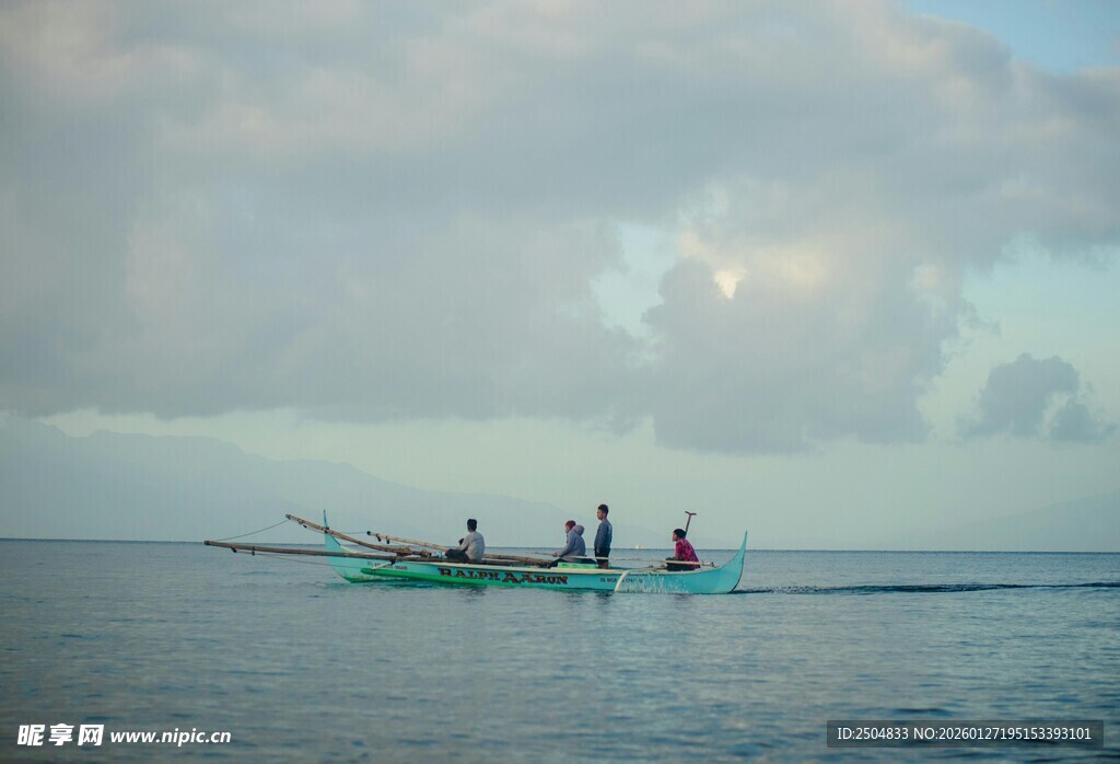 海上渔船与几位渔民