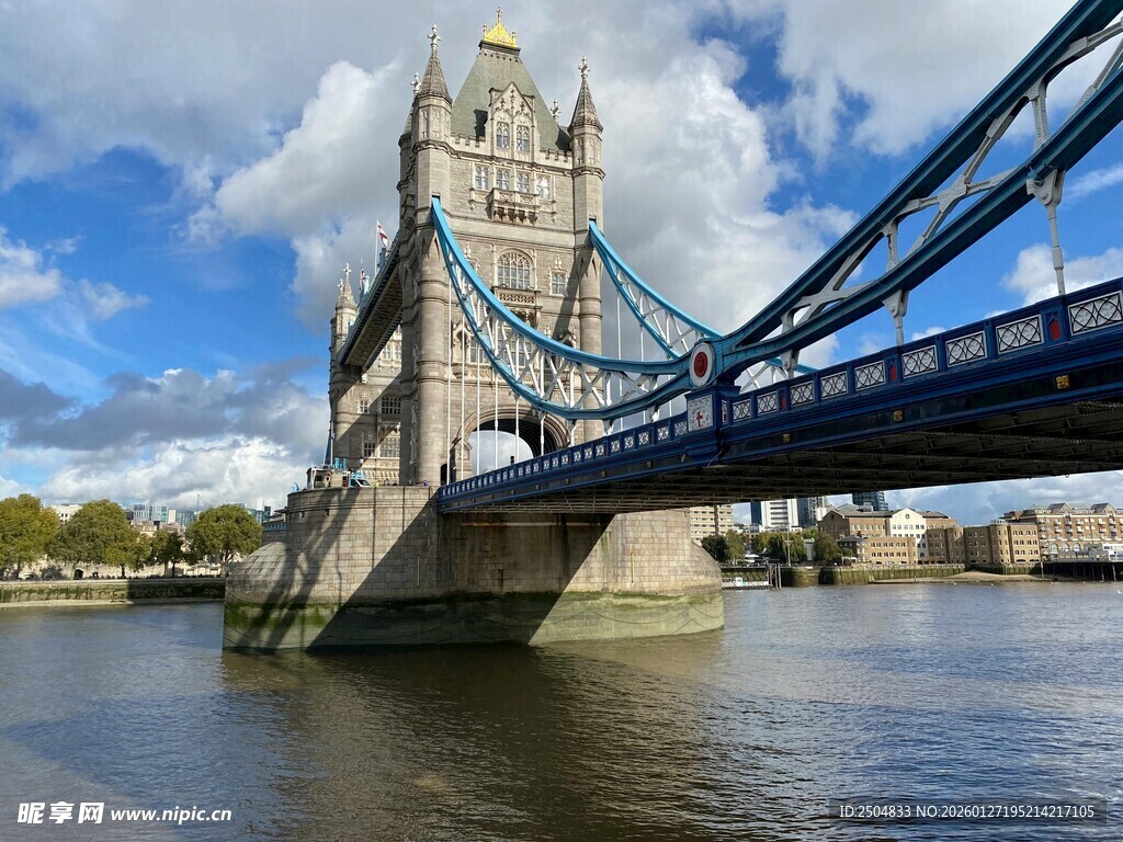 伦敦塔桥横跨河流景观