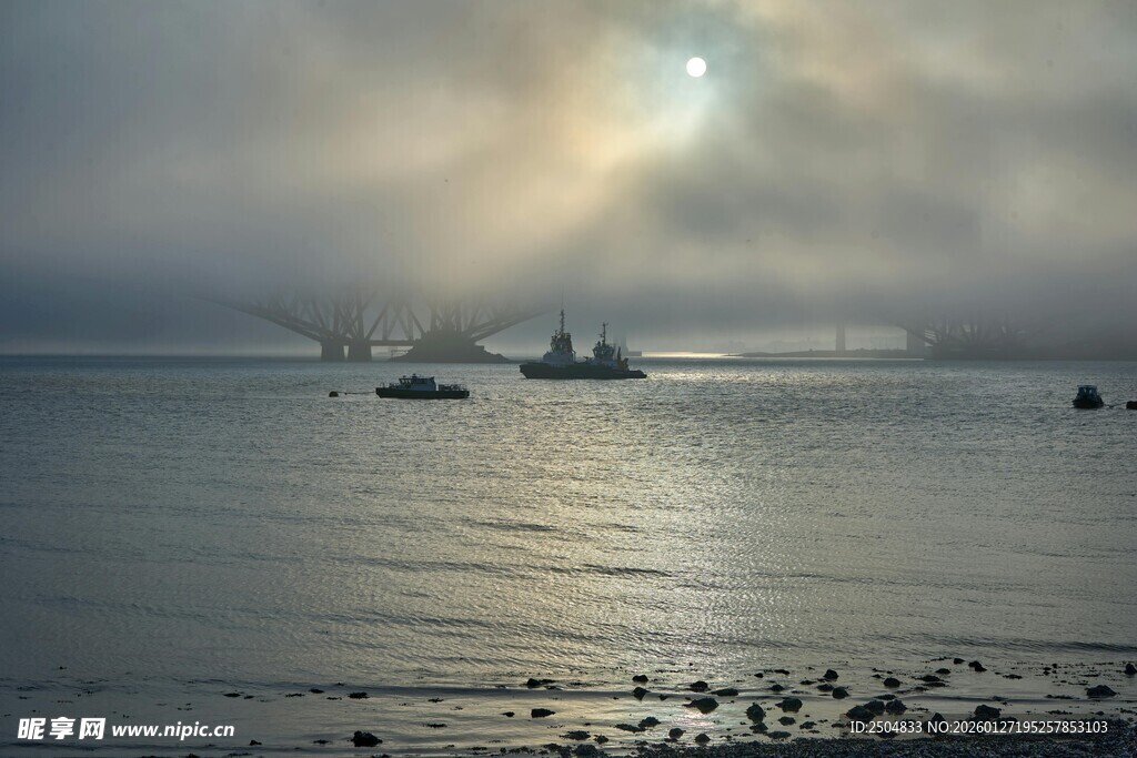 海上晨景 船只在波光中航行