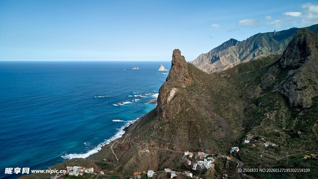 悬崖边的碧海蓝天美景