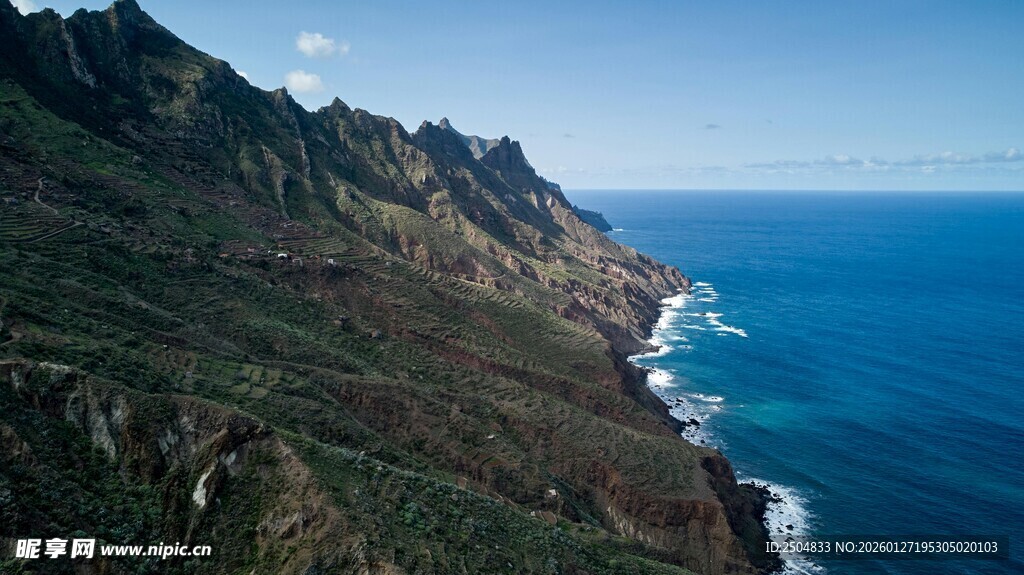 海岸边的壮阔山峦风景