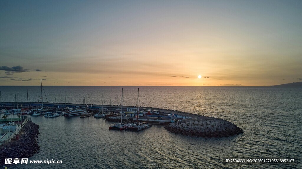 海边码头的绝美日落景色