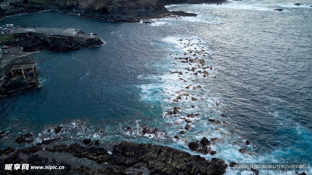 海岸风光 海浪拍击礁石