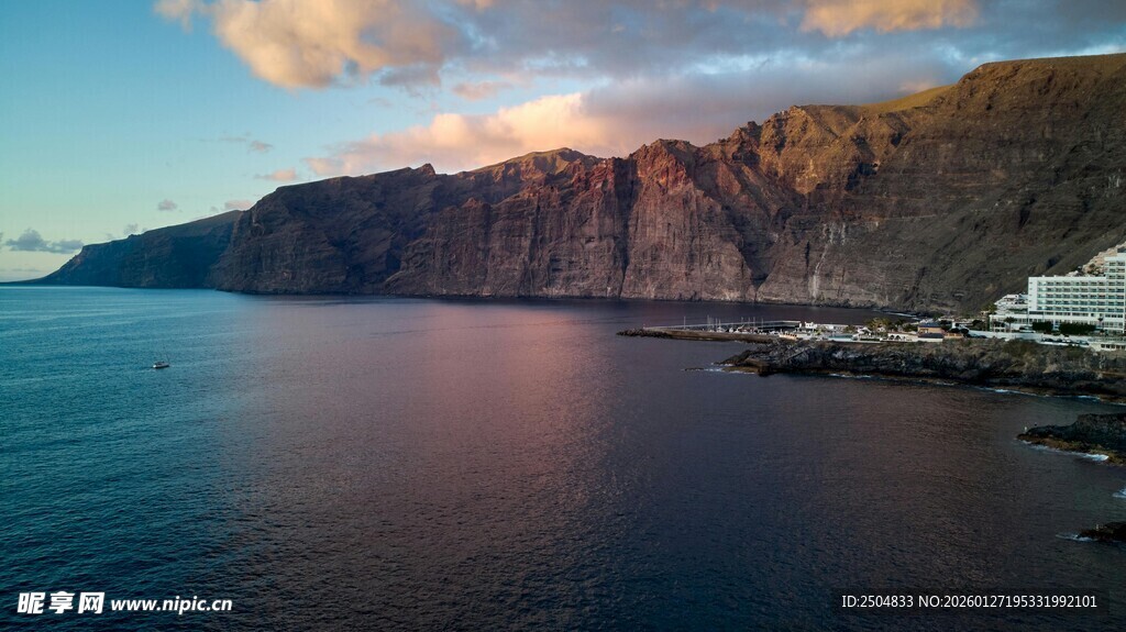 海边壮丽山景与绚烂霞光