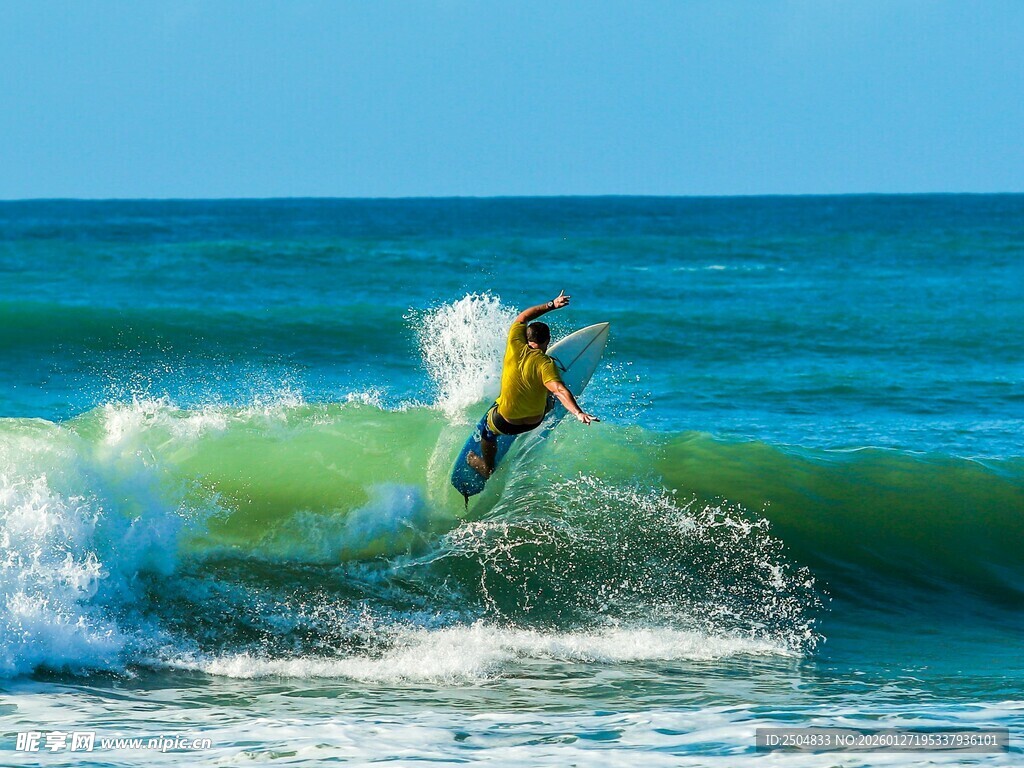 冲浪者在碧海翻涌中炫技