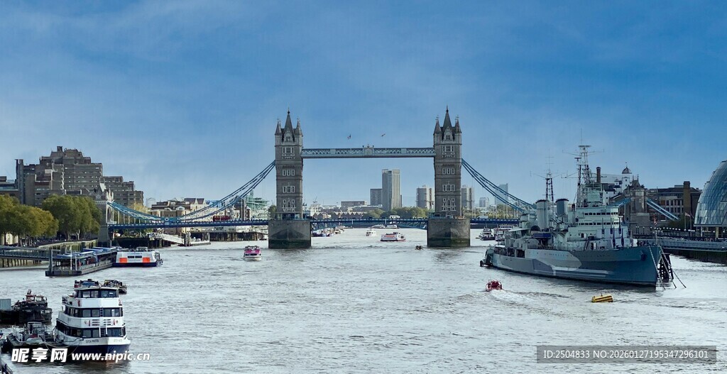 伦敦塔桥旁的水上风光