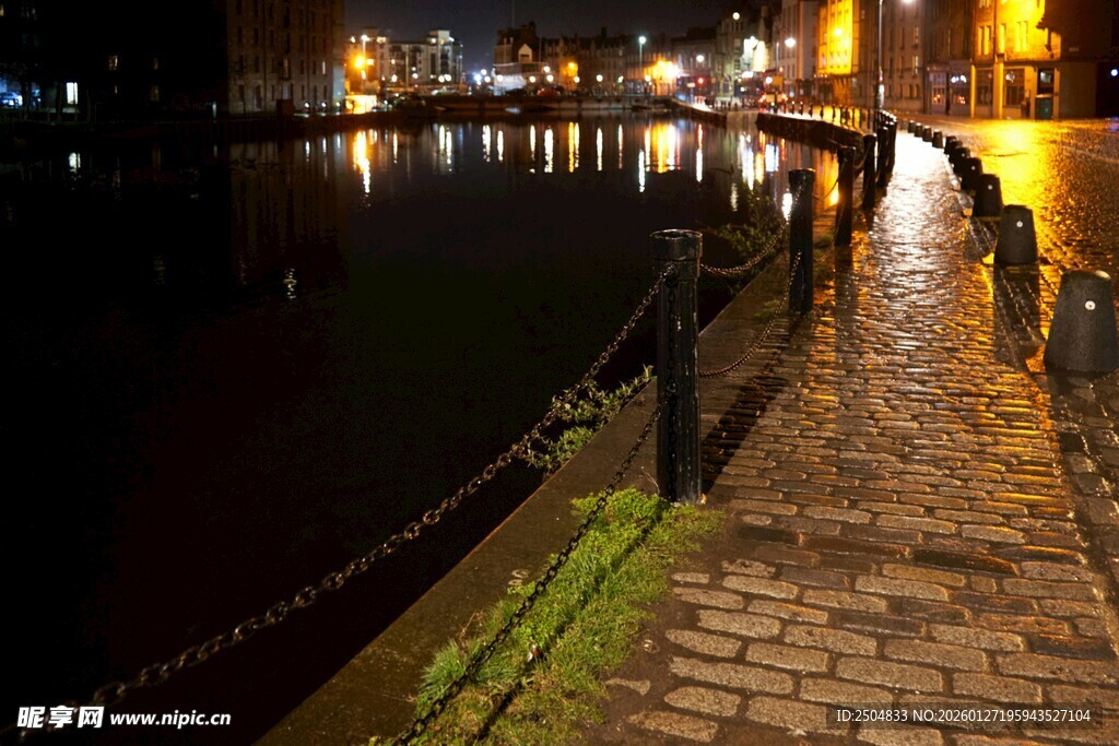夜晚河畔的静谧砖石小路