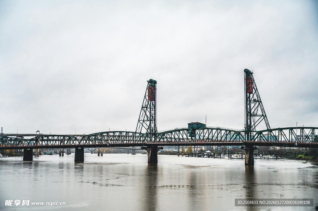 江上双塔吊桥壮丽景观