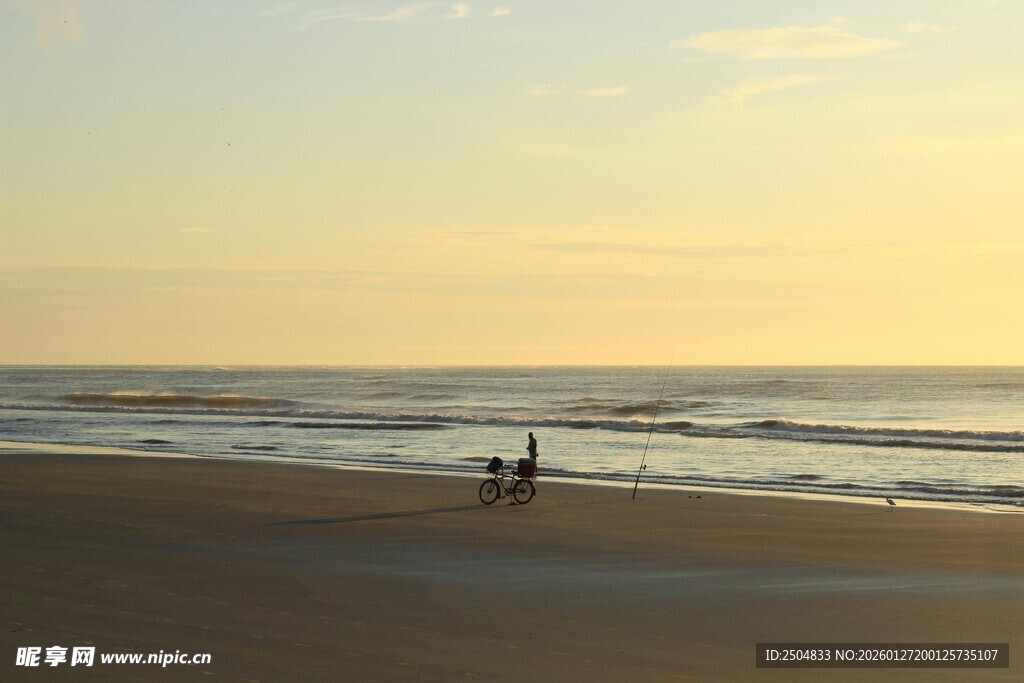夕阳下的海边漫步场景