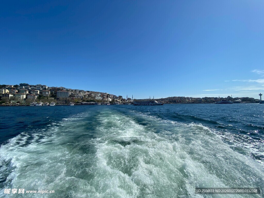 乘船破浪赏海上风光