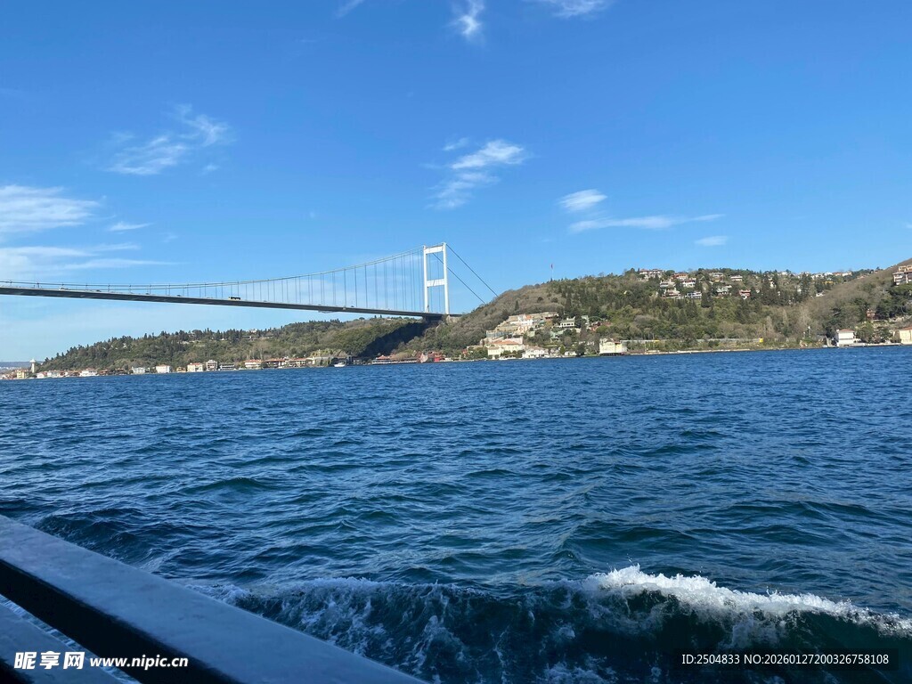 海上远眺桥梁与山峦景色