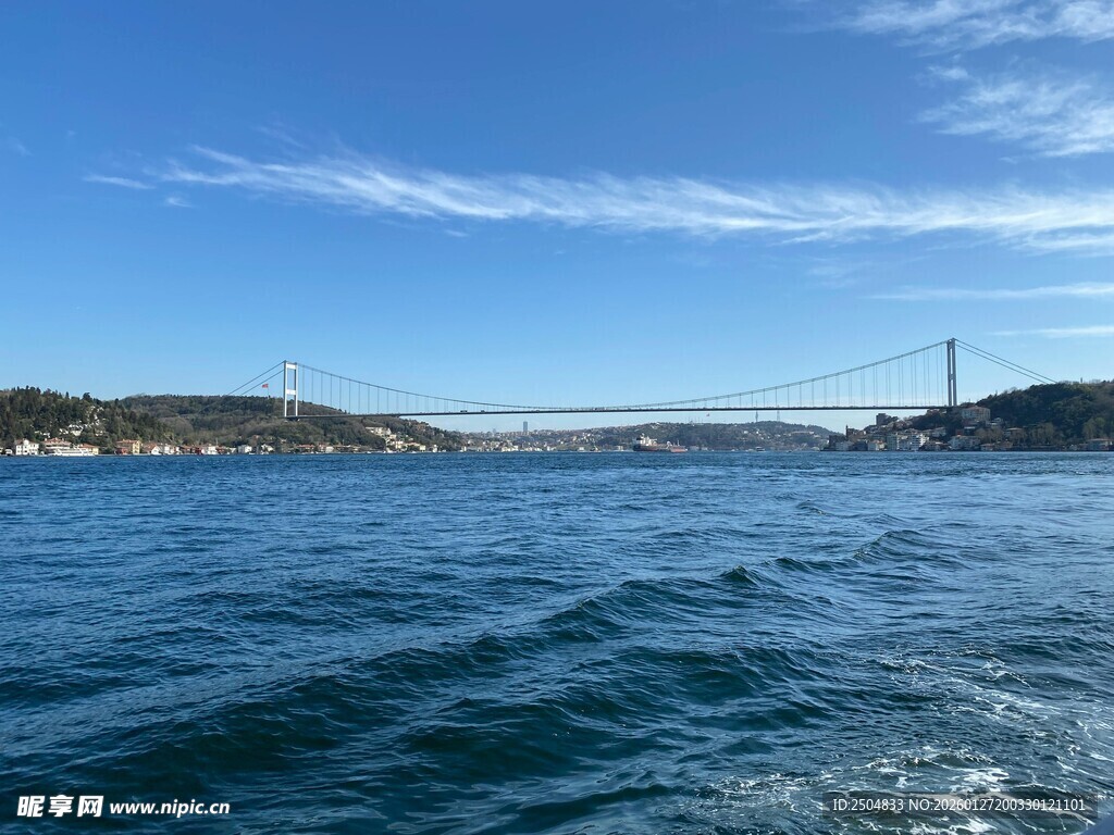 海上远眺大桥风景