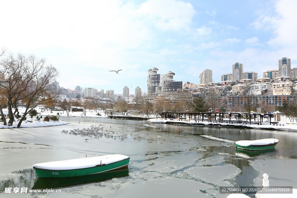 冬日河畔雪景中的静谧小船